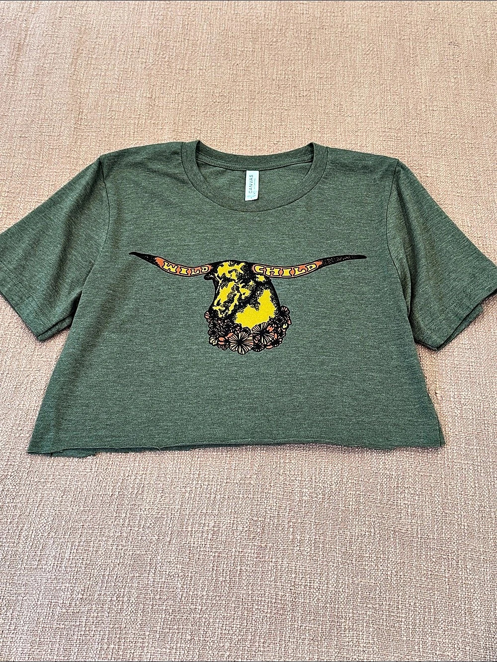 Cropped “wild child” bull graphic Short Sleeve Tee in Green Size Small